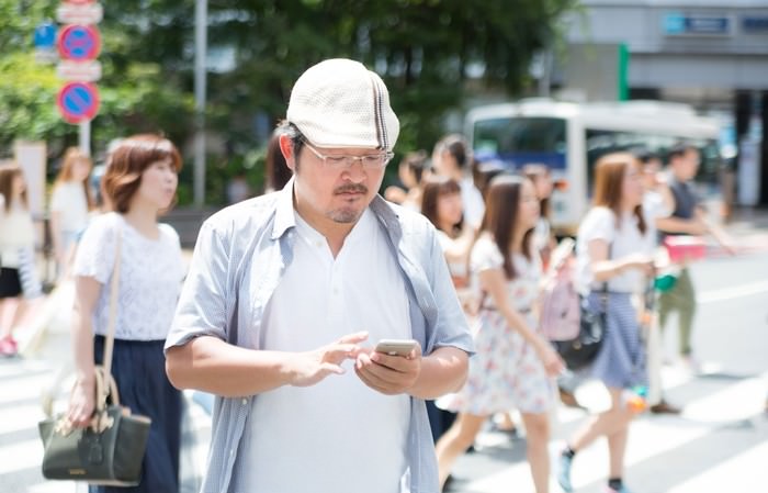 横断歩道の標識やマークの意味・一時停止や信号がない場合の渡り方