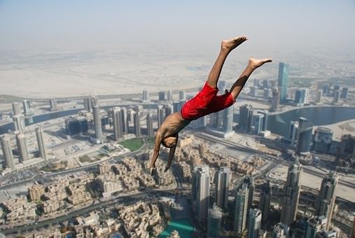 飛び降りる夢を見る11の理由・飛び方でも変化する意味