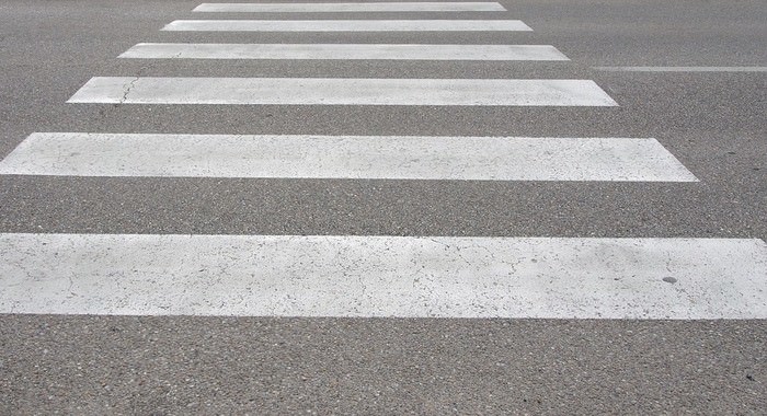 横断歩道の標識やマークの意味・一時停止や信号がない場合の渡り方