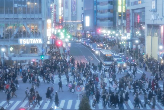 横断歩道の標識やマークの意味・一時停止や信号がない場合の渡り方