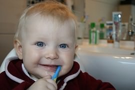 赤ちゃんの歯磨きはいつから？うがいの方法と歯磨きの方法