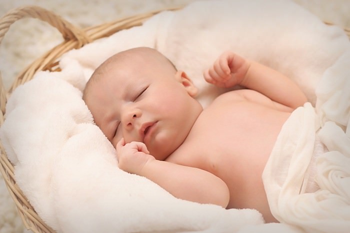 【夜・昼寝別】赤ちゃんの平均的な睡眠時間