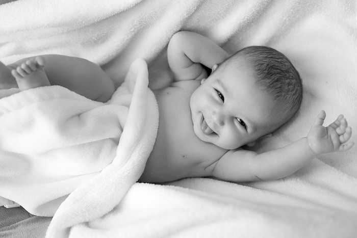 新生児の沐浴の理由と期間（毎日）・沐浴の方法｜布/耳