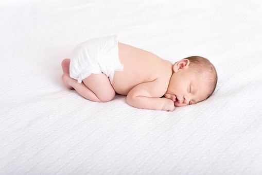 布団・ベッドで赤ちゃんと添い寝する方法やおすすめ添い寝グッズ
