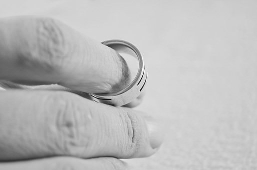 できちゃった結婚の人の流れ・挨拶の例文｜親/離婚率/後悔