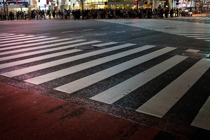 横断歩道の標識やマークの意味・一時停止や信号がない場合の渡り方