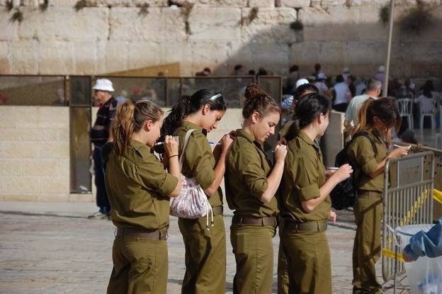 イスラエルはなぜ美人が多いのか・話題の美人の軍人｜コンテスト